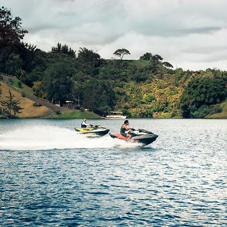 The Boato Hotel Guatapé Exterior foto Jet skiing on Lake Awoiti