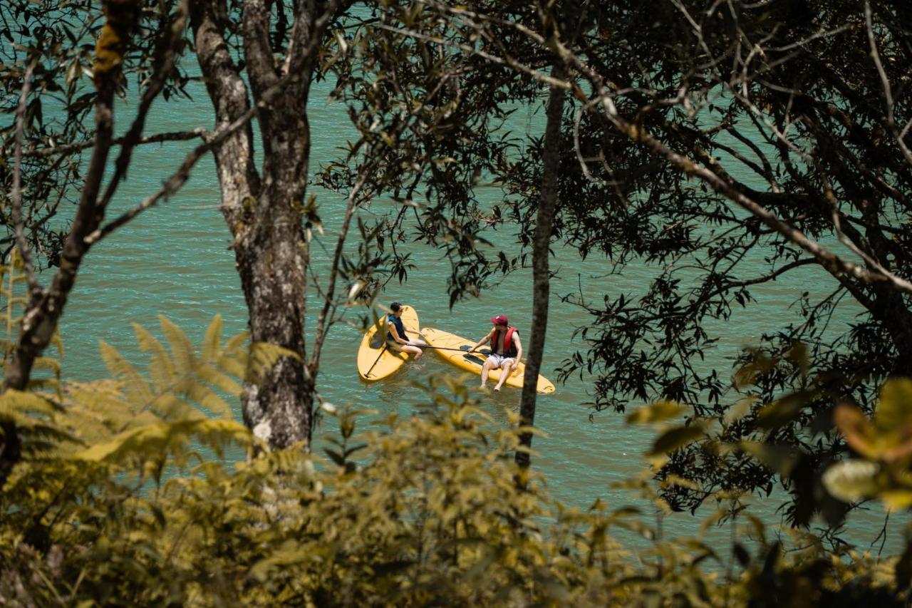 The Boato Hotel Guatapé Exterior foto Kayaking at Lake Waikare