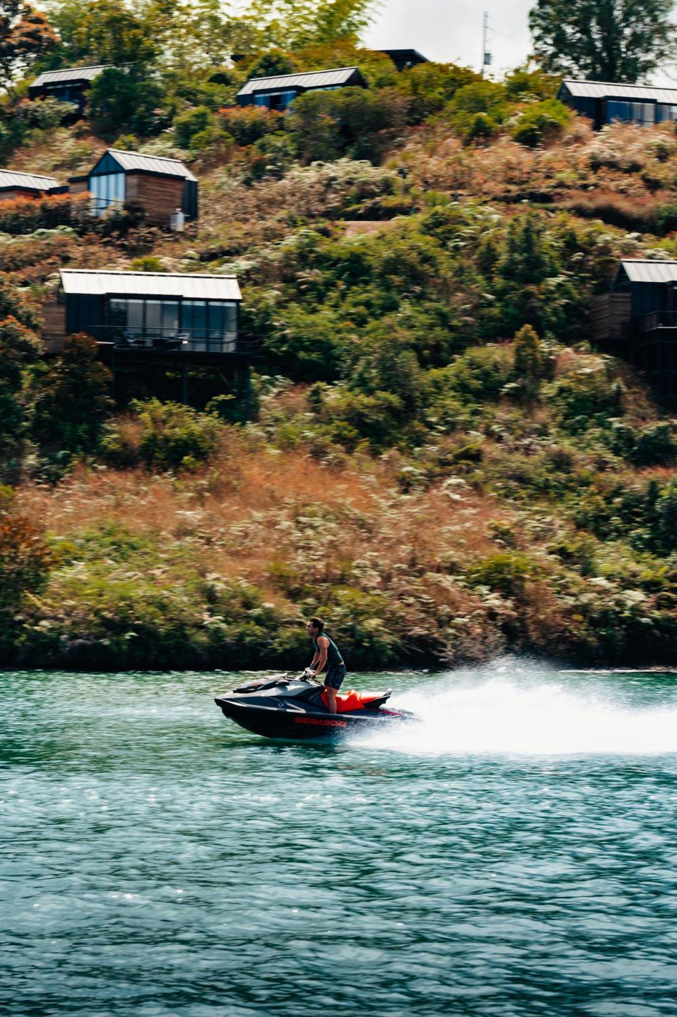 The Boato Hotel Guatapé Exterior foto Jet skiing on the Waikato River
