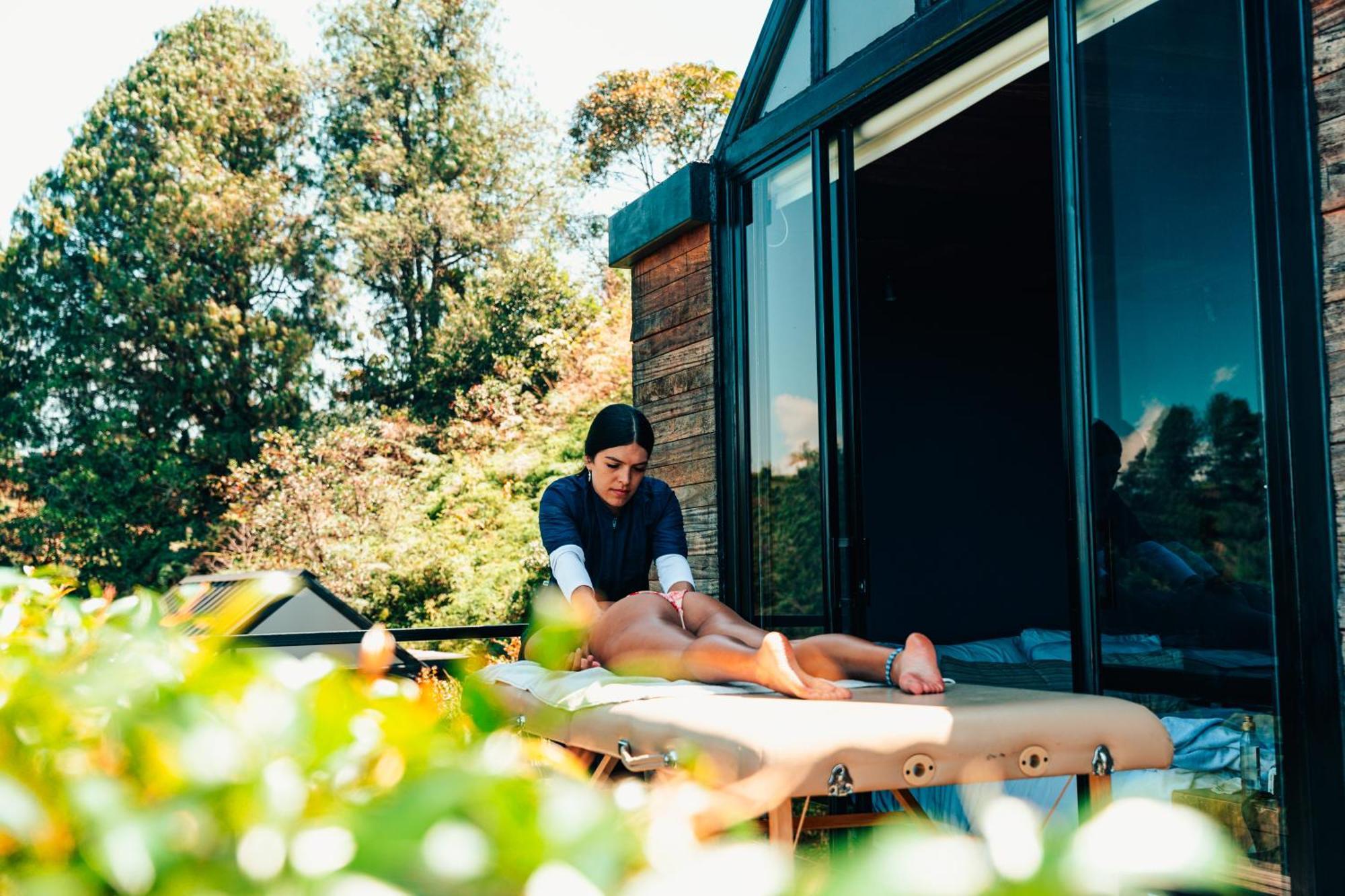 The Boato Hotel Guatapé Exterior foto A massage therapist treating a client