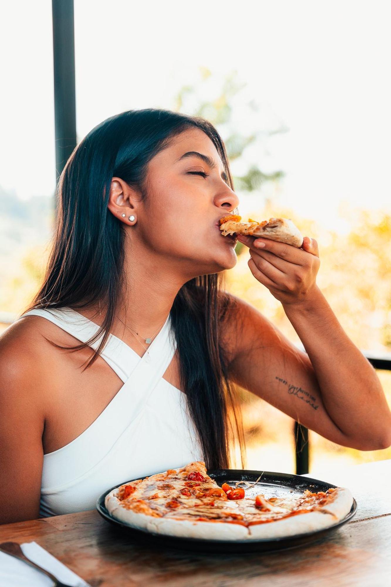 The Boato Hotel Guatapé Exterior foto A woman eating pizza