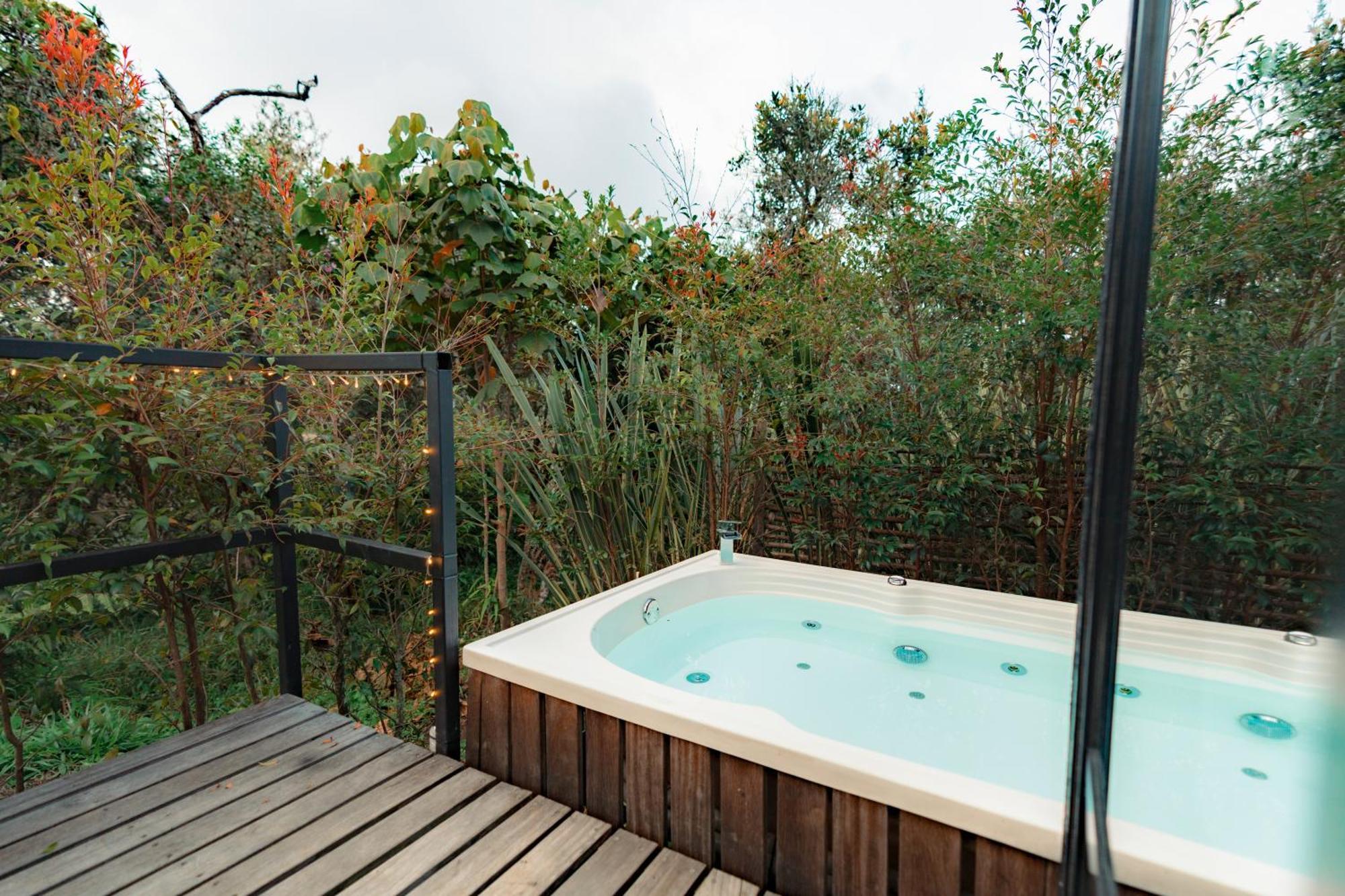 The Boato Hotel Guatapé Exterior foto A hot tub