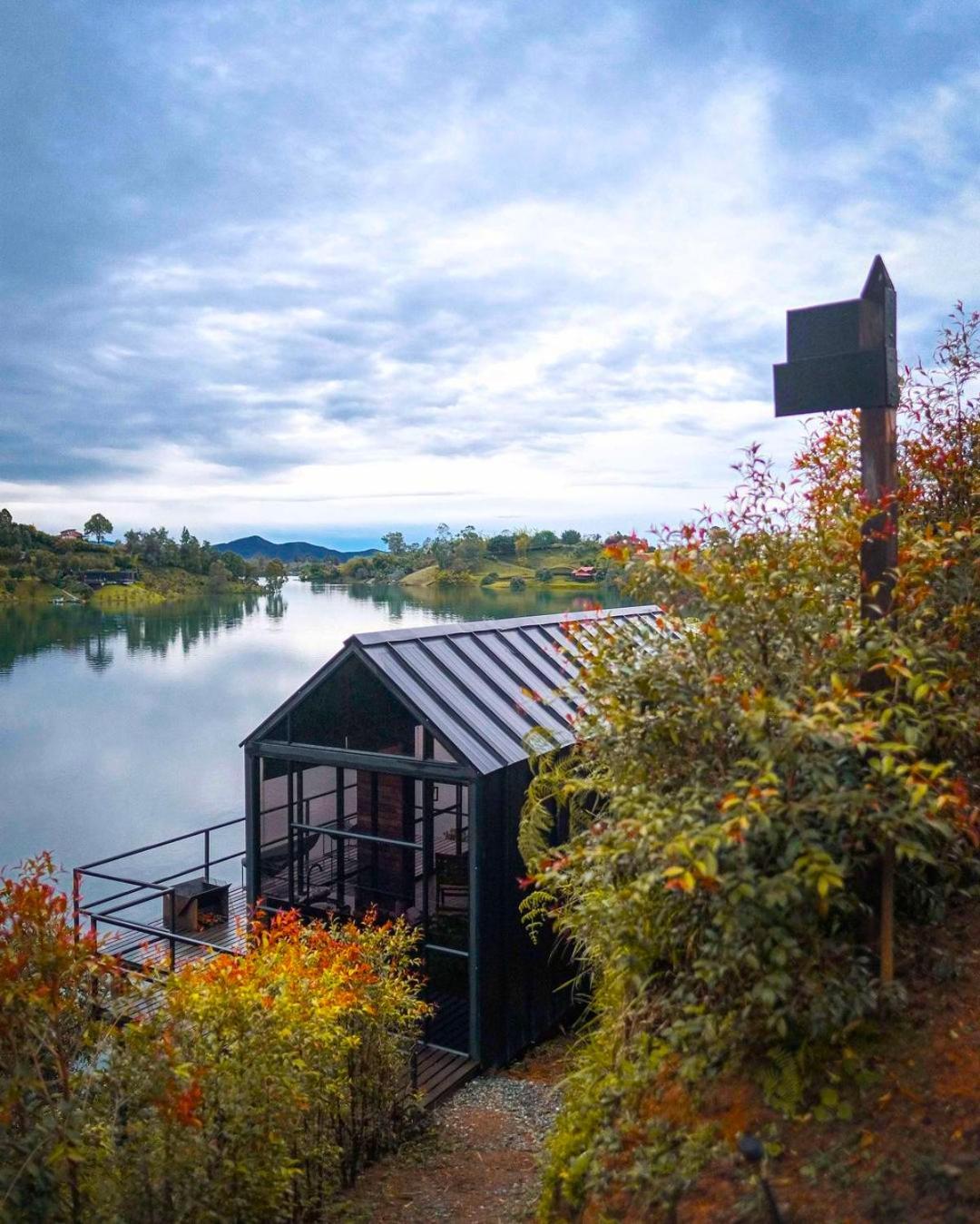 The Boato Hotel Guatapé Exterior foto The lake of the former quarry