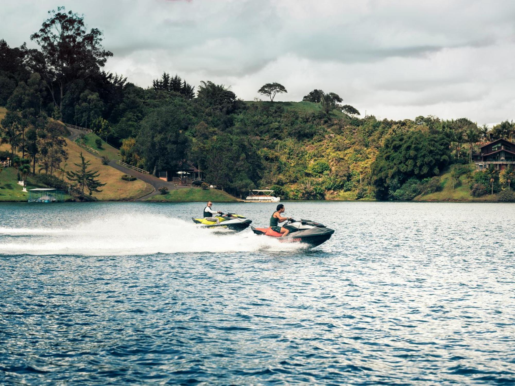 The Boato Hotel Guatapé Exterior foto Jet skiing on Lake Awoiti