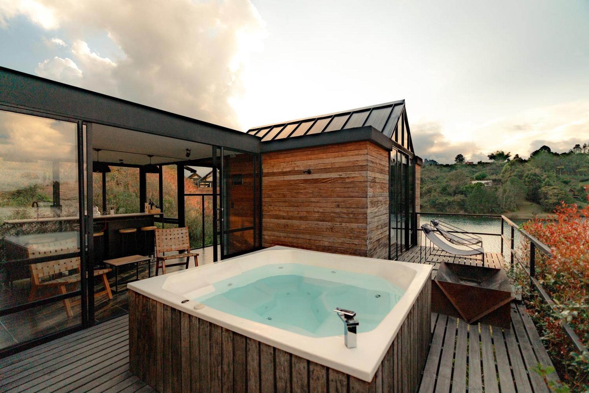 The Boato Hotel Guatapé Exterior foto A hot tub on a rooftop